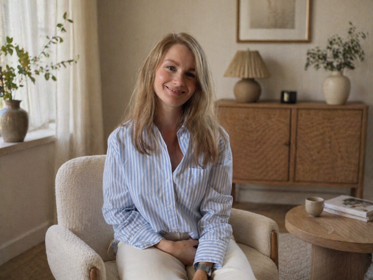 Josefine Berg ler i en fåtölj i ett ljust och lugnt vardagsrum